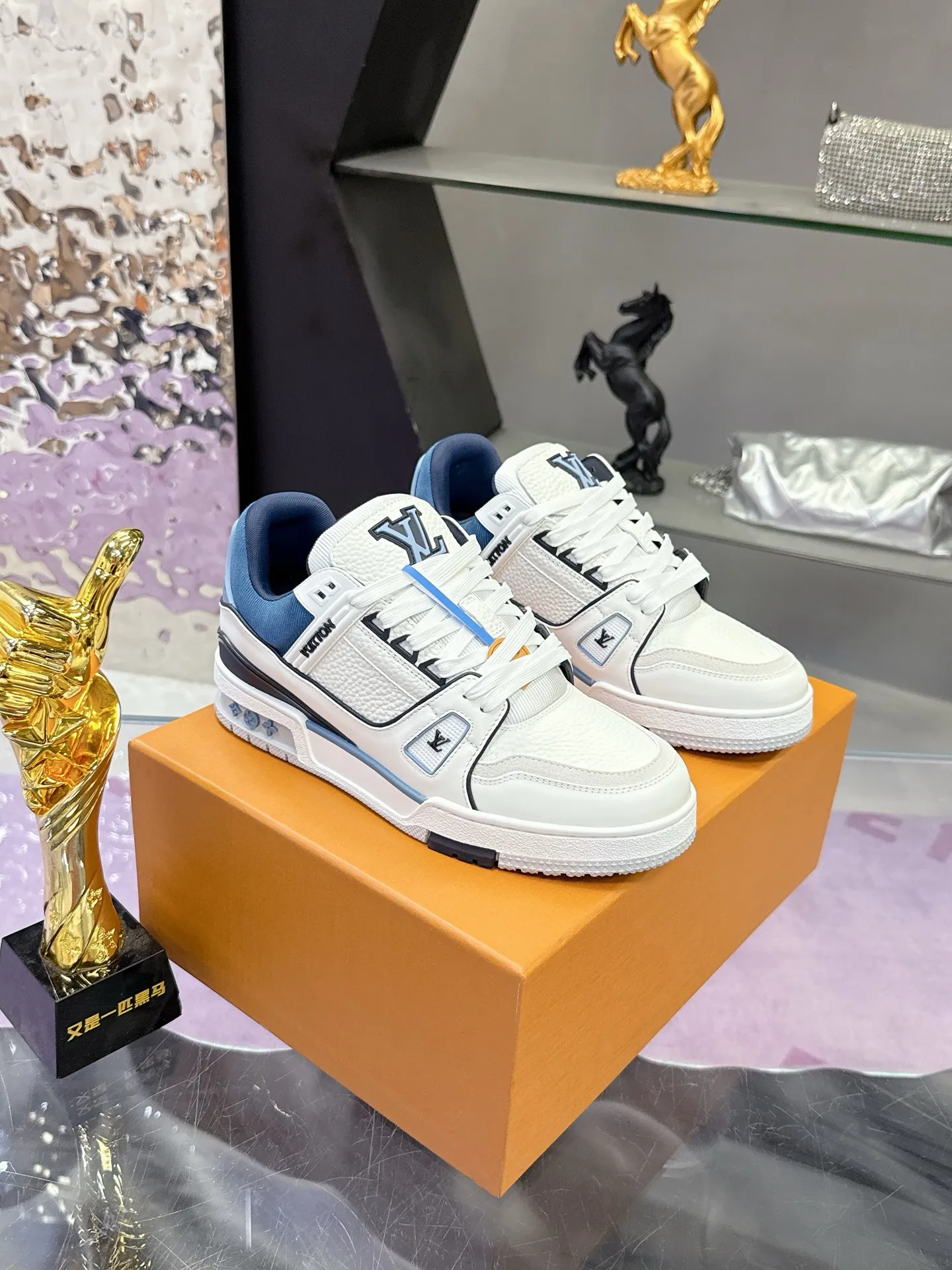 Factory price: 760💰 (latest color) This LV Trainer sneaker is made of grained cow leather, and uses vibrant colors to pay tribute to Virgil Abloh’s original classic inspired by retro basketball shoes. The upper is embellished with rubber LV letters and Vuitton logo, and the outsole is decorated with Monogram flowers. Exquisite packaging at the delivery counter🛍📦 ▪️Fabrics: Original customized first-layer cowhide ▪️Inner lining: Original customized breathable mesh lining ▪️Outsole: Original molded two-color TPU combination outsole ▪️Sole thickness: 3CM ▪️Size: Women's 35-40 Men's 38-46